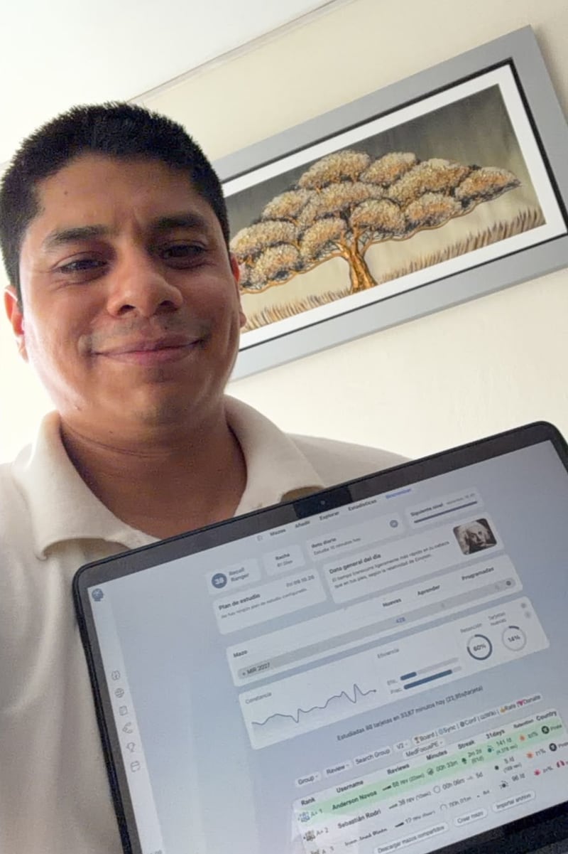 Anderson, ganador del Reto ANKI, mostrando su ranking de Anki en el laptop